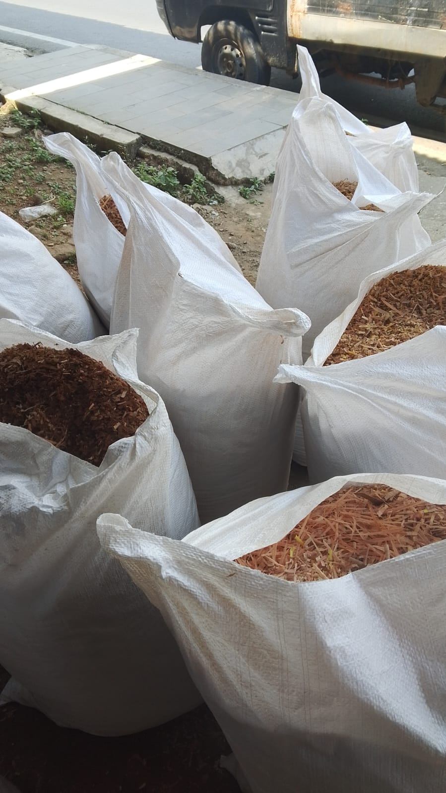 Serbuk kayu dalam karung putih siap dikumpulkan
