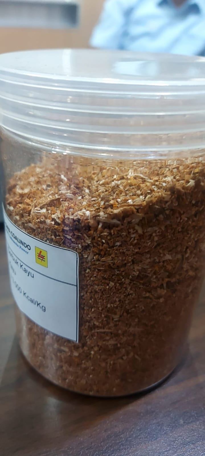 Sampel serbuk kayu dalam wadah plastik untuk uji mutu